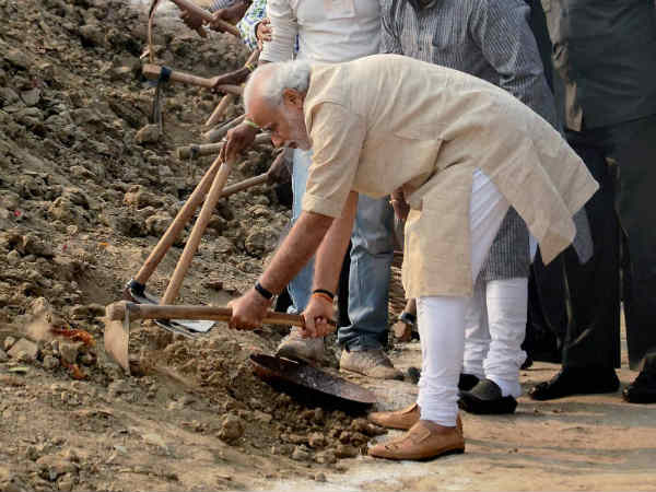 modi-cleans-assi-ghat modi-cleans-assi-ghat