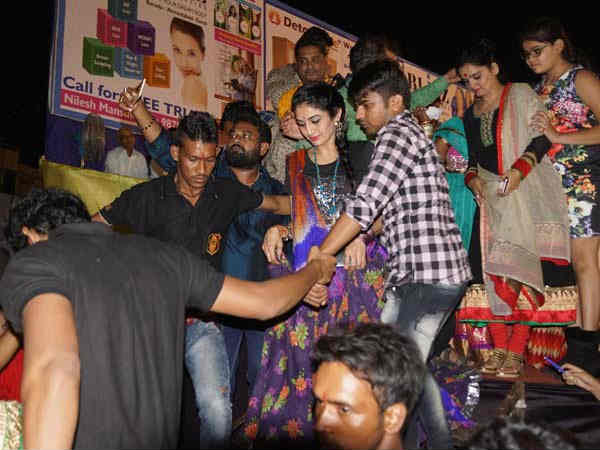 Tarak mehta fame anjali bhabhi enjoy garba at vadodara