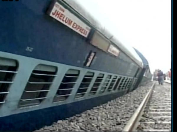 10 bogies jhelum express derail jalandhar ludhiana punjab 4 injured 10 bogies jhelum express derail jalandhar ludhiana punjab 4 injured