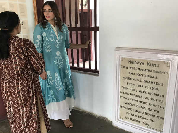 huma qureshi visits gandhi aashram