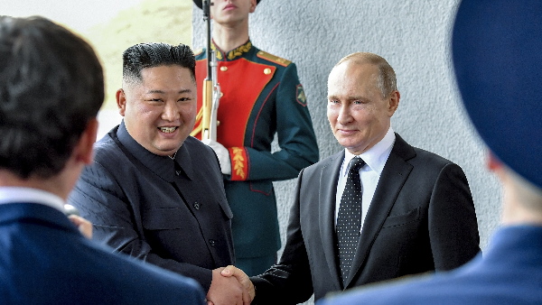  Vladimir Putin and Kim Jong meet