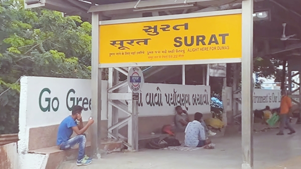 Todays schedule of four trains departing from Mumbai and Valsad and passing through Gujarat districts has been rescheduled. The Divisional Railway Manager of Mumbai Division on Western Railway gave this information. Todays schedule of four trains departing from Mumbai and Valsad and passing through Gujarat districts has been rescheduled. The Divisional Railway Manager of Mumbai Division on Western Railway gave this information.