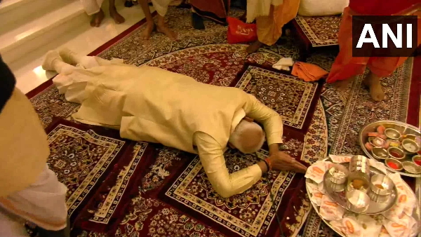 વડાપ્રધાન મોદીએ ભગવાન રામને કર્યા દંડવત પ્રણામ