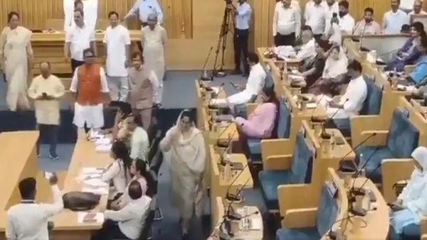 indore-congress-councillor-refuses-to-sing-vande-mataram