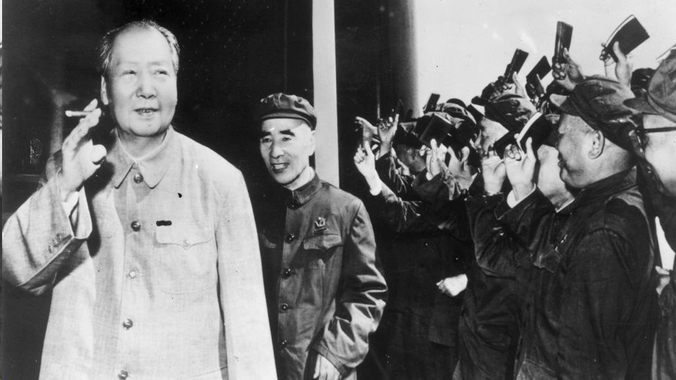 લિટલ રેડ બુક દ્વારા માઓનું અભિવાદન કરી રહેલા ચાઇનિઝ