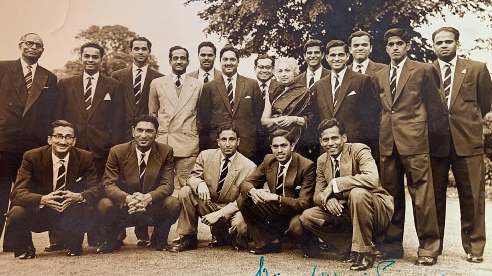 ટીમનો ફોટો વિજયાલક્ષ્મી પંડિત સાથે