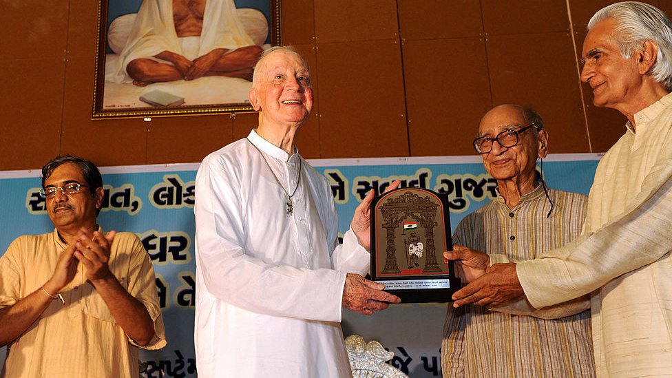 જ્ઞાનપીઠ પુરસ્કૃત રઘુવીર ચૌધરી સાથે ફાધર વાલેસ