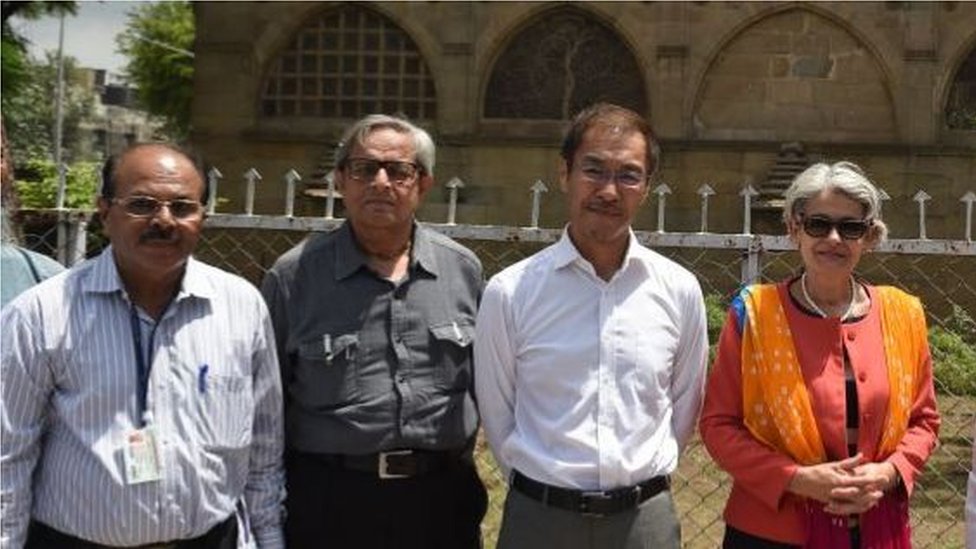 યુનેસ્કોના ડિરેક્ટર જનરલ સાથે પીકે નાયર(ડાબેથી પહેલાં) અને ત્યારબાદ પ્રોફેસર રબીન્દ્ર વસાવડા યુનેસ્કોના ડિરેક્ટર જનરલ સાથે પીકે નાયર(ડાબેથી પહેલાં) અને ત્યારબાદ પ્રોફેસર રબીન્દ્ર વસાવડા