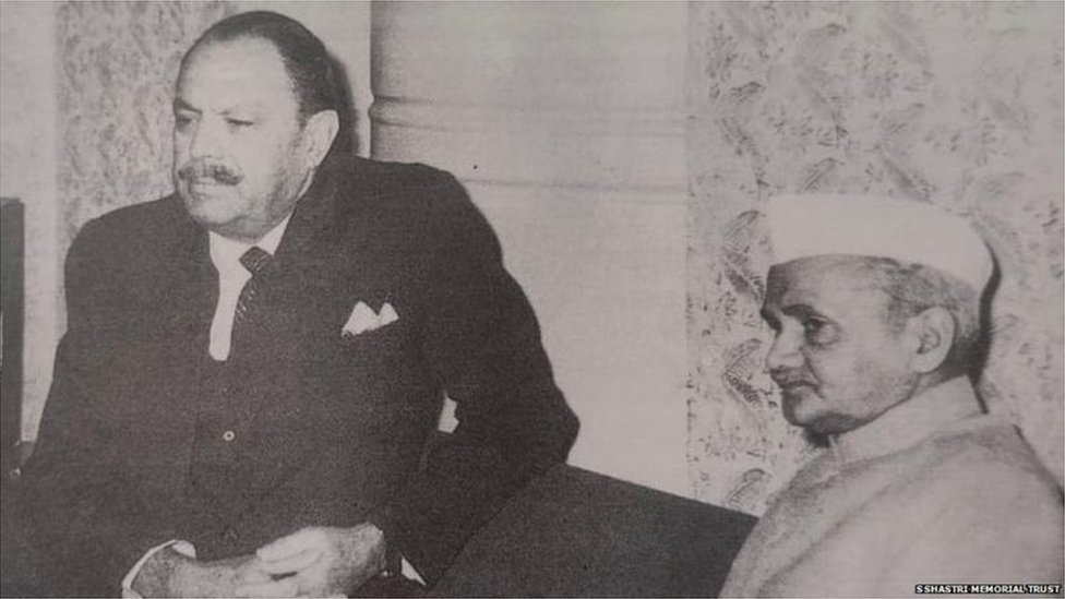 પાકિસ્તાનના તત્કાલીન ફિલ્ડમાર્શલ અયૂબ ખાં સાથે શાસ્ત્રી. પાકિસ્તાનના તત્કાલીન ફિલ્ડમાર્શલ અયૂબ ખાં સાથે શાસ્ત્રી.