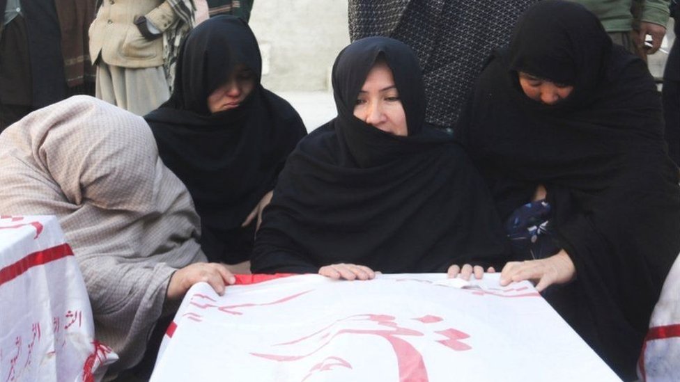 હઝારા સમુદાયની મહિલા કોફિન સાથે