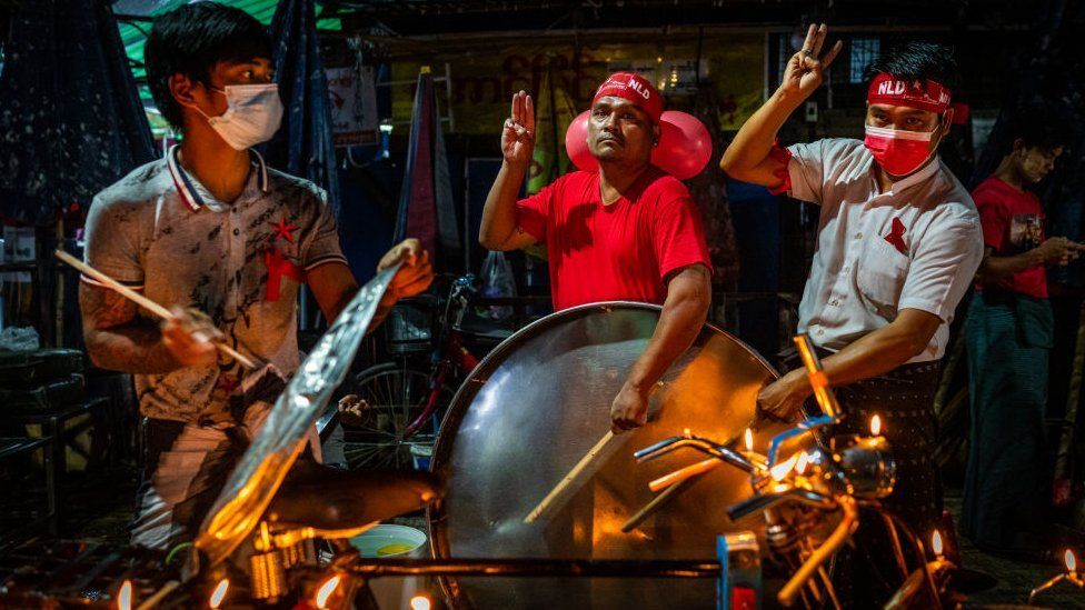 વાસણ વગાડવાં અને ત્રણ આંગળીઓનો ઉપયોગ કરીને અપાતી સલામી એ તખતાપલટાના વિરોધનાં નિશાન છે.