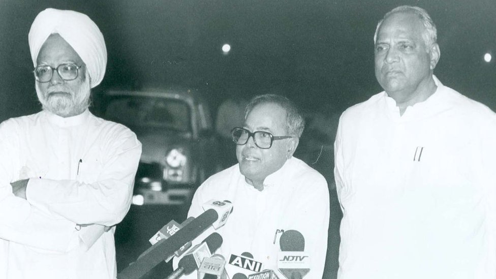 મનમોહન સિંહ અને પ્રણબ મુખર્જી સાથે શરદ પવાર