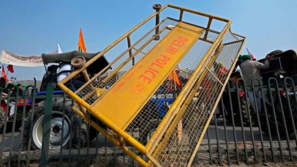 પોલીસનું બૅરિકેડિંગ અવગણી પ્રદર્શનકારીઓ આગળ વધી રહ્યા હતા. પોલીસનું બૅરિકેડિંગ અવગણી પ્રદર્શનકારીઓ આગળ વધી રહ્યા હતા.