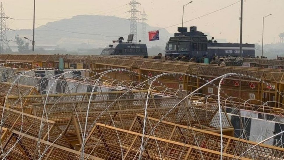 રસ્તાને બ્લોક કર્યો તેની તસવીર રસ્તાને બ્લોક કર્યો તેની તસવીર