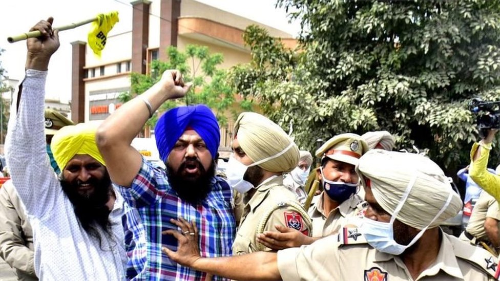 નરેન્દ્ર મોદી સરકારના કૃષિકાયદાઓથી નારાજ ખેડૂતો પંજાબમાં ભાજપના ધારાસભ્ય પર વરસ્યા