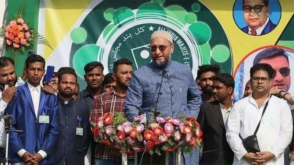 ઓવૈસીએ પશ્ચિમ બંગાળમાં માત્ર બે બેઠકો પર ચૂંટણી લડવાની જાહેરાત કરી છે.