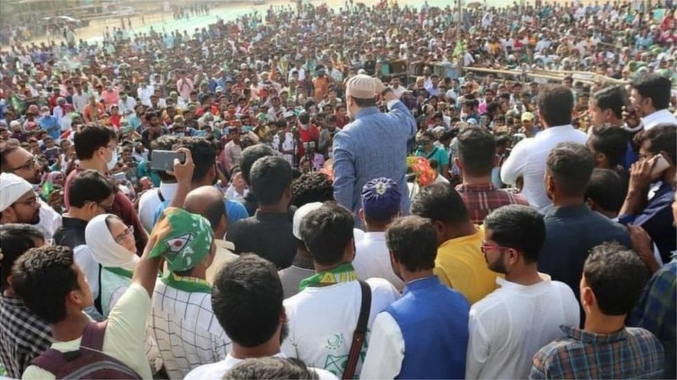 ઓવૈસીની સભામાં મોટાભાગના યુવા હોય છે.