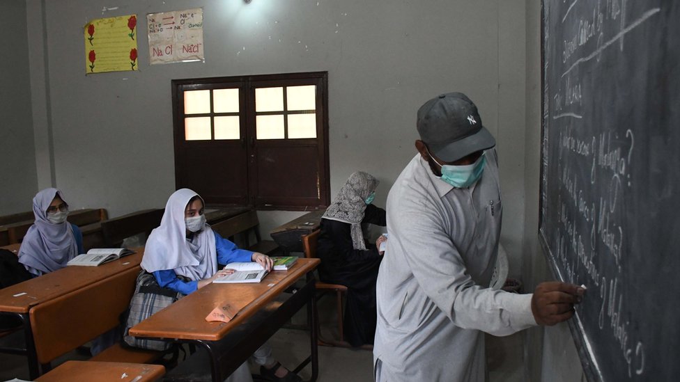 પાઠ્યપુસ્તકો વાંચી બાળકો એવું માનતા થઈ જાય છે કે તેમાં જે લખ્યું છે તે જ સાચું છે.