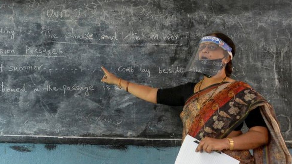 શાળાના શિક્ષકોને ફ્રન્ટલાઇન વર્કર્સ તરીકે ગણી રસી આપવા ડૉ. મનમોહન સિંહે સૂચન કર્યું છે.