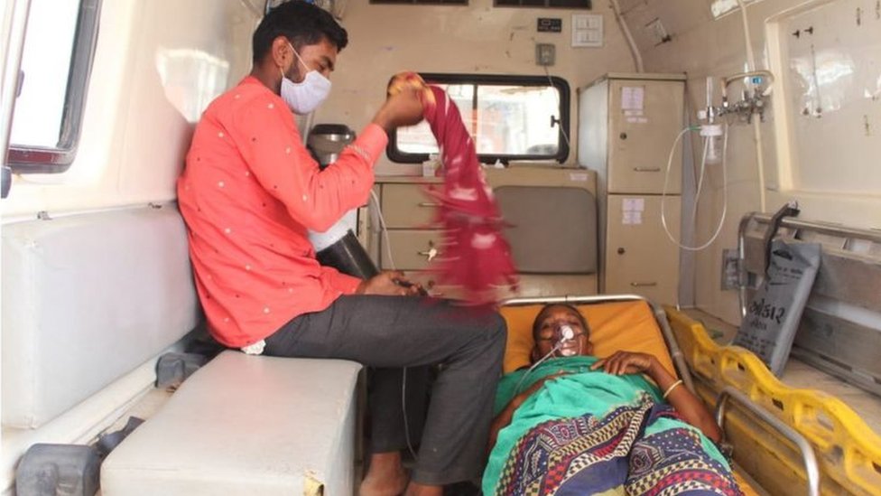 લોકો હૉસ્પિટલમાં બૅડ્સ, ઑક્સિજન અને દવાઓ માટે ભટકી રહ્યા છે