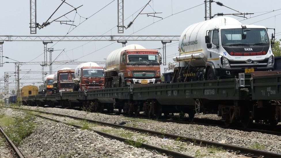 દેશના અનેક ભાગમાં ઓક્સિજન પૂરો પાડવા માટે વાયુદળ અને રેલવેએ મહત્ત્વની ભૂમિકા ભજવી.