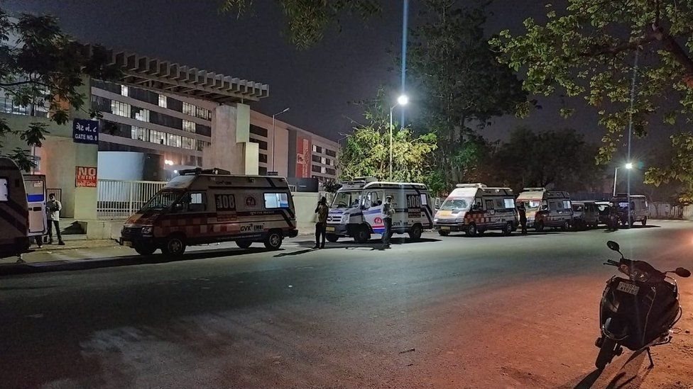 પત્રકાર હિતેશ રાઠોડે સરકારી હૉસ્પિટલની બહાર રાતના સમયે ઊભેલી ઍમ્બ્યુલન્સની આ તસવીરો લીધી હતી.