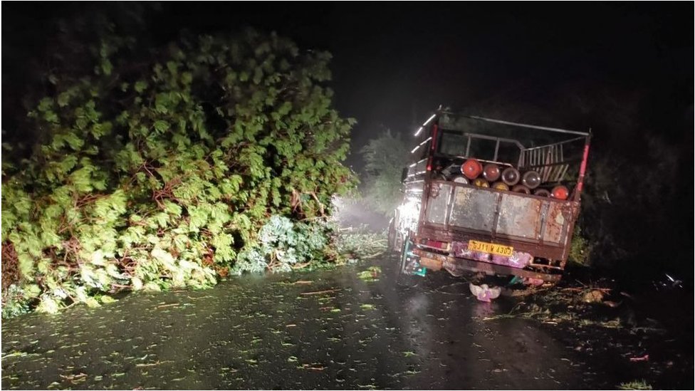 મહુવામાં રાત્રે ઓક્સિજન ટેન્કર લઈ જતી ગાડી
