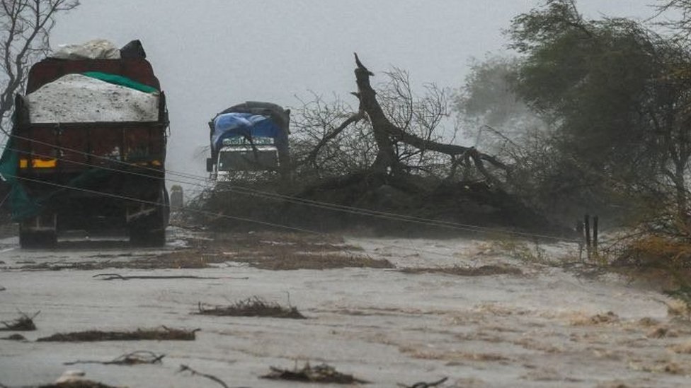 તૌકતે વાવાઝોડાનું લૅન્ડફોલ શરૂ થયું એ પહેલાંથી જ દીવમાં પવન ફૂંકાઈ રહ્યો હતો, જેના કારણે તારાજી થઈ હતી