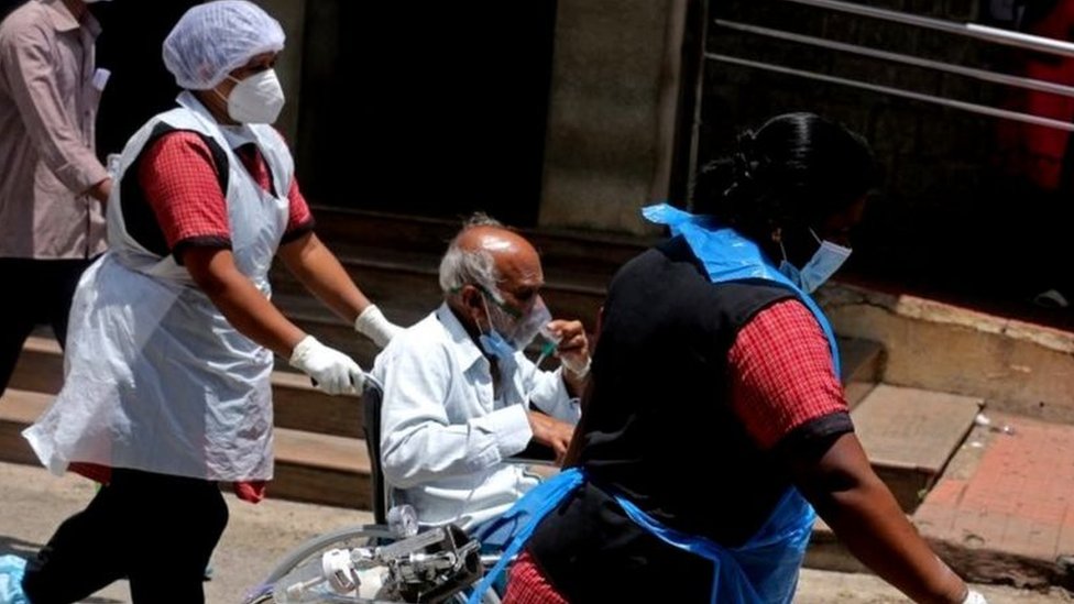 કોરોના વાઇરસ સંક્રમિત દર્દી વ્હીલ ચેયર પર