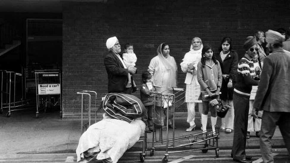 યુગાન્ડાથી હિજરત કરીને બ્રિટન પહોંચેલા ભારતીયોની તસવીર યુગાન્ડાથી હિજરત કરીને બ્રિટન પહોંચેલા ભારતીયોની તસવીર