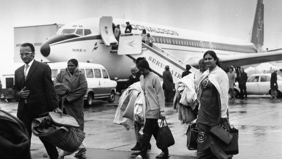 યુગાન્ડાથી હિજરત કરીને બ્રિટન પહોંચેલા ભારતીયોની તસવીર યુગાન્ડાથી હિજરત કરીને બ્રિટન પહોંચેલા ભારતીયોની તસવીર