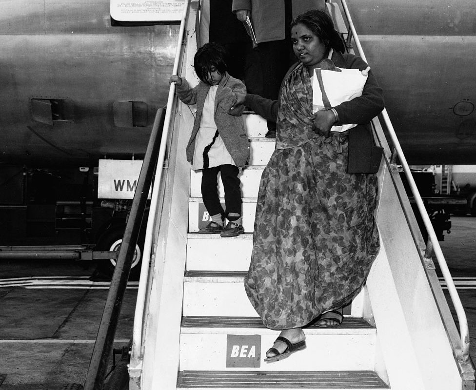 યુગાન્ડાથી હિજરત કરીને બ્રિટન પહોંચેલા ગુજરાતીઓની તસવીર યુગાન્ડાથી હિજરત કરીને બ્રિટન પહોંચેલા ગુજરાતીઓની તસવીર