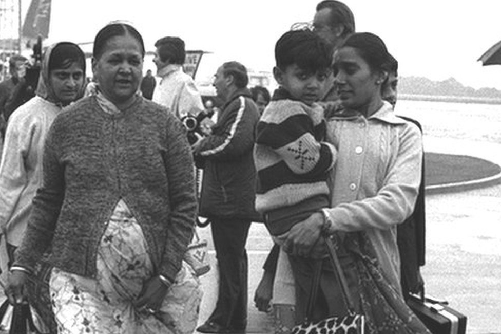 યુગાન્ડાથી હિજરત કરીને બ્રિટન પહોંચેલા ગુજરાતીઓની તસવીર યુગાન્ડાથી હિજરત કરીને બ્રિટન પહોંચેલા ગુજરાતીઓની તસવીર