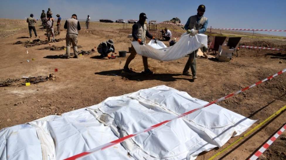 આઈએસ દ્વાર માર્યા ગયેલા 123 લોકોના અવશેષો તેમની ઓળખ માટે એક સામૂહિક કબરમાંથી ખોદાઈ રહ્યા છે