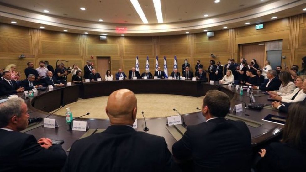 નવી ગઠબંધન સરકારમાં 27 કૅબિનેટ કક્ષાના મંત્રીઓ છે નવી ગઠબંધન સરકારમાં 27 કૅબિનેટ કક્ષાના મંત્રીઓ છે