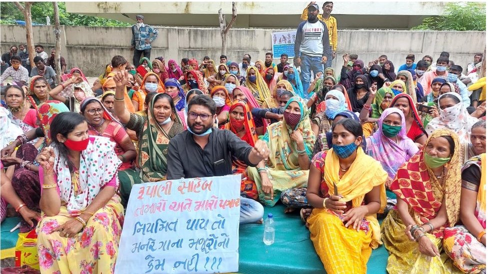 વડગામના અપક્ષ ધારાસભ્ય જીગ્નેશ મેવાણીએ વેતન ચુકવણી મામલે દેખાવો કર્યા હતા