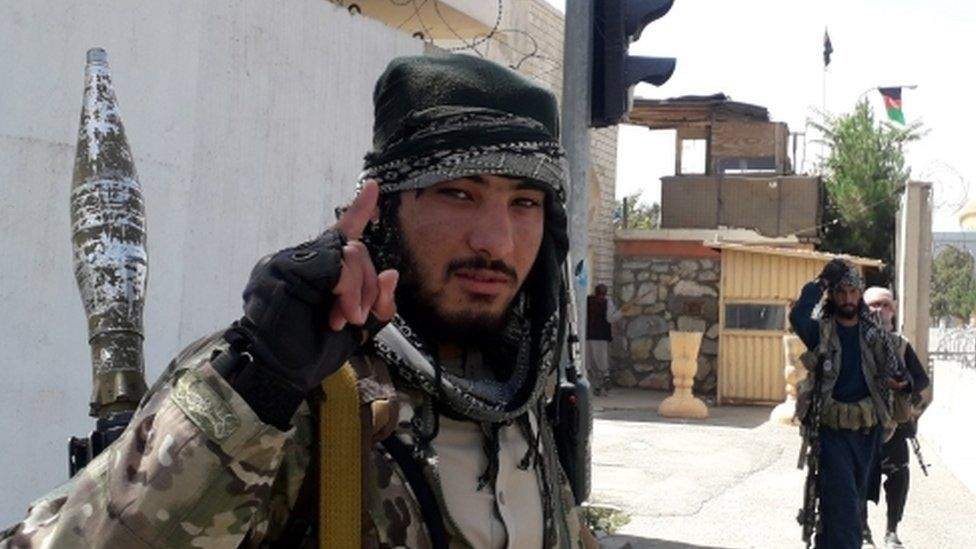 ગઝની શહેરના ગર્વનર કાર્યાલયની બહાર એક તાલિબાની. ગઝની કાબુલથી માત્ર 130 કિલોમિટર દૂર છે.