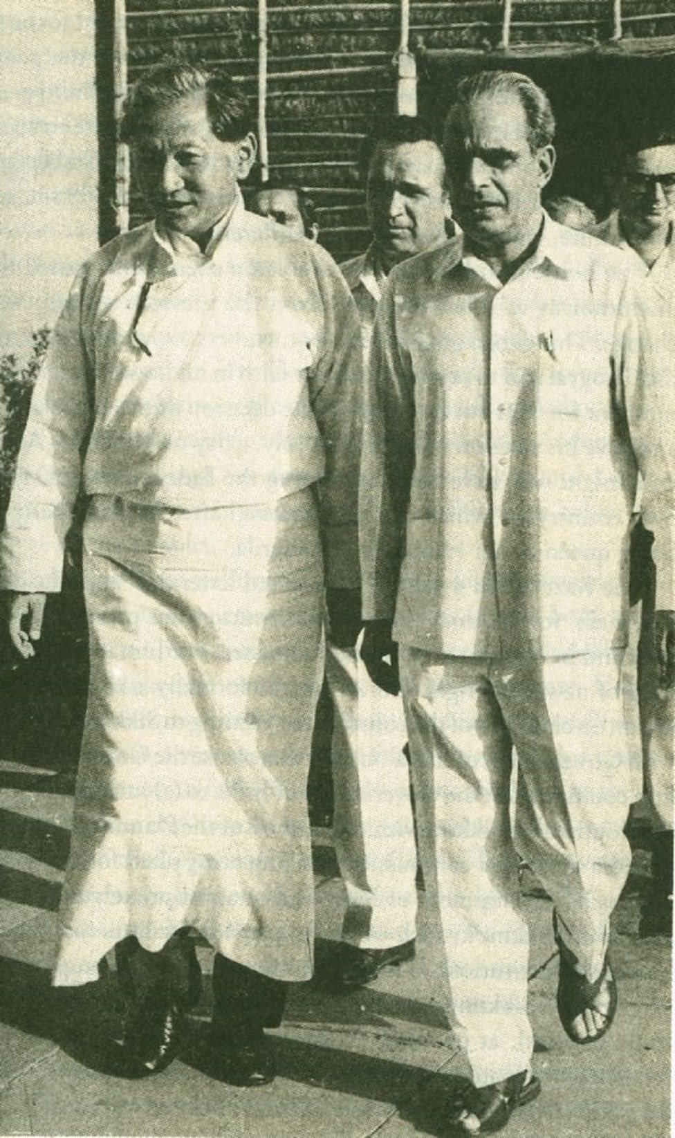 ઇંદિરા ગાંધીના મુખ્ય સચિવ પીએન ધર સાથે ચોગ્યાલ ઇંદિરા ગાંધીના મુખ્ય સચિવ પીએન ધર સાથે ચોગ્યાલ