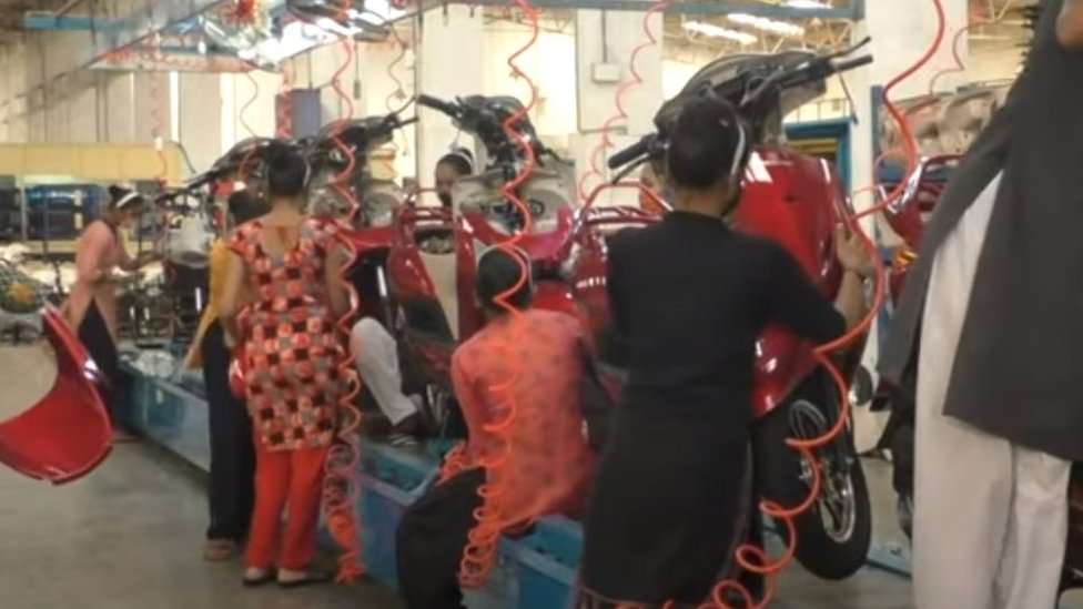 છેલ્લાં પંદર વર્ષથી ઇ-બાઇક બનાવતી આ કંપનીની ફેકટરીમાં 90 ટકા જેટલી યુવતીઓ કામ કરે છે છેલ્લાં પંદર વર્ષથી ઇ-બાઇક બનાવતી આ કંપનીની ફેકટરીમાં 90 ટકા જેટલી યુવતીઓ કામ કરે છે