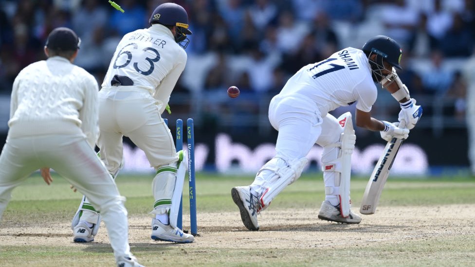 ઇંગ્લૅન્ડની જીતમાં તેના ફાસ્ટ બૉલર ઓલી રૉબિંસનનો સિંહફાળો રહ્યો. તેમણે પાંચ વિકેટ લીધી.