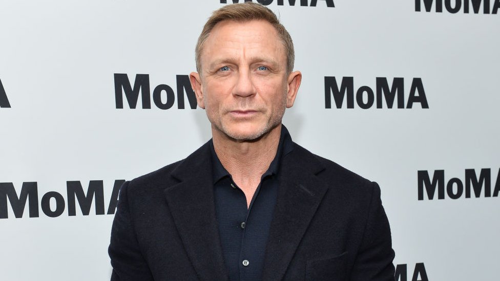 બૉન્ડ હંમેશાં સુંદર સ્ત્રીઓથી ઘેરાયેલા રહે છે