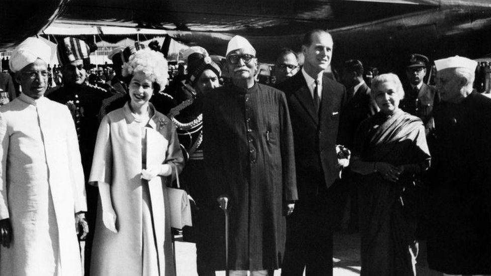 ભારતના પ્રથમ રાષ્ટ્રપતિ રાજેન્દ્ર પ્રસાદ, ઇંગ્લૅન્ડનાં મહારાણી એલિઝાબેથ દ્વિતીય અને તેમના પતિ ડ્યૂક ઑફ એડિનબરા પ્રિન્સ ફિલિપ તથા ભારતના પ્રથમ વડા પ્રધાન જવાહરલાલ નહેરુ સાથે ડૉ સર્વપલ્લી રાધાકૃષ્ણન ભારતના પ્રથમ રાષ્ટ્રપતિ રાજેન્દ્ર પ્રસાદ, ઇંગ્લૅન્ડનાં મહારાણી એલિઝાબેથ દ્વિતીય અને તેમના પતિ ડ્યૂક ઑફ એડિનબરા પ્રિન્સ ફિલિપ તથા ભારતના પ્રથમ વડા પ્રધાન જવાહરલાલ નહેરુ સાથે ડૉ સર્વપલ્લી રાધાકૃષ્ણન