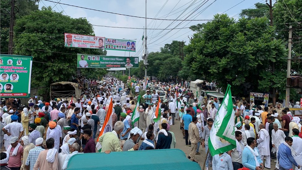 શહેરમાં ગઈકાલથી જ ખેડૂતોનું આવવું શરૂ થઈ ગયું હતું અને તેમની સંખ્યા સતત વધતી જઈ રહી છે. શહેરમાં ગઈકાલથી જ ખેડૂતોનું આવવું શરૂ થઈ ગયું હતું અને તેમની સંખ્યા સતત વધતી જઈ રહી છે.