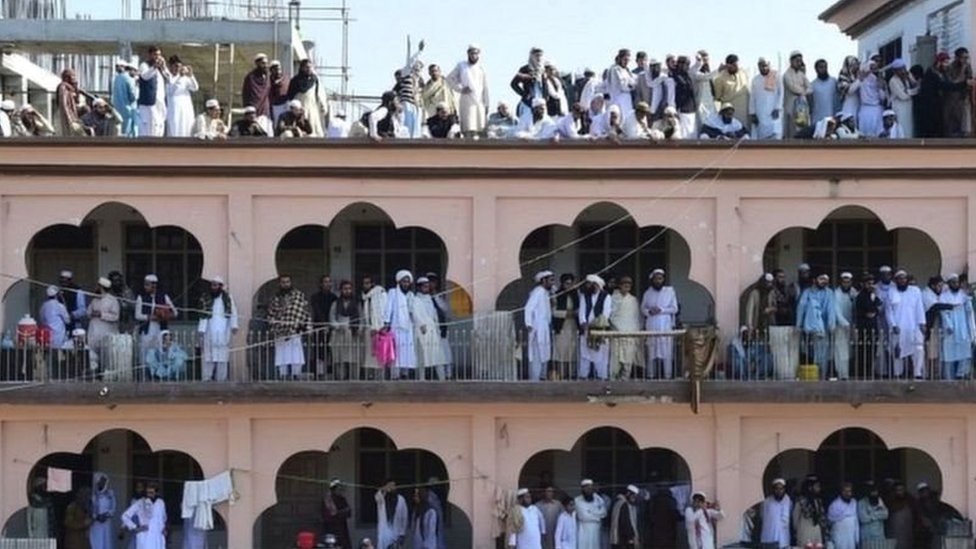 આ મદરેસાની સ્થાપના મૌલાના સમી-ઉલ-હક્કના પિતા શેખ-ઉલ-હદીસ મૌલાના અબ્દુલ હક્કે સ્વતંત્ર પાકિસ્તાનની રચનાના એક મહિના પછી સપ્ટેમ્બર 1947માં કરી હતી