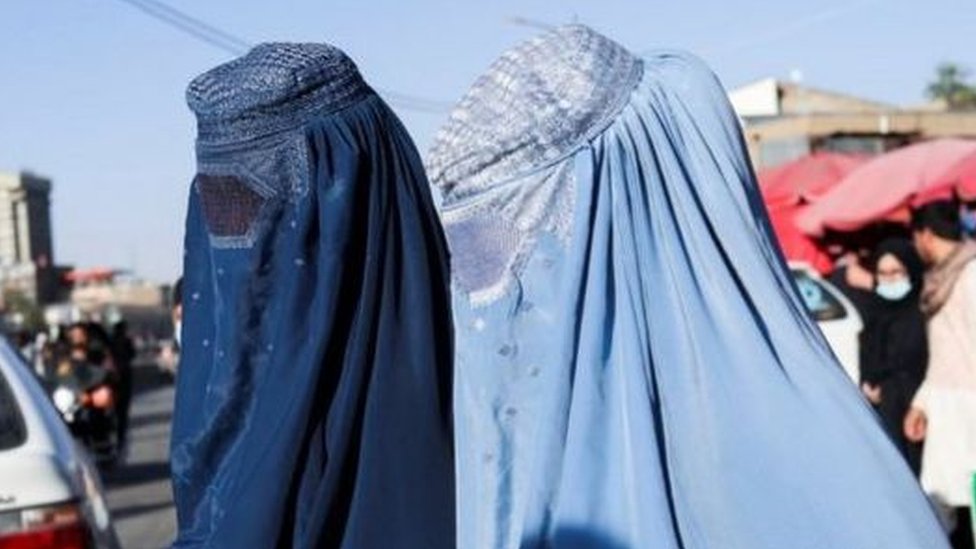 અફઘાનિસ્તાનમાં તાલિબાનના રાજમાં મહિલાઓના પોશાક અંગે પ્રતિબંધો લાદવામાં આવ્યા છે. અફઘાનિસ્તાનમાં તાલિબાનના રાજમાં મહિલાઓના પોશાક અંગે પ્રતિબંધો લાદવામાં આવ્યા છે.
