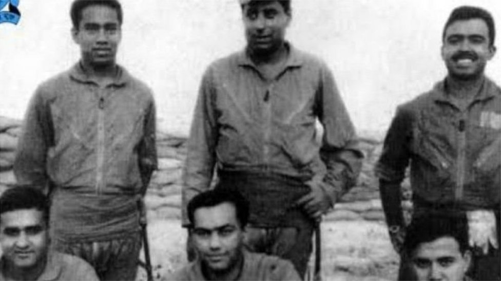 મતિઉર રહમાન પોતાના સાથીઓ સાથે