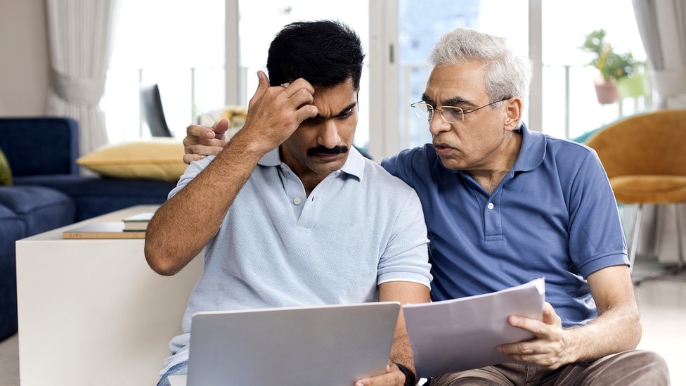 પિતાપુત્રની પ્રતીકાત્મક તસવીર