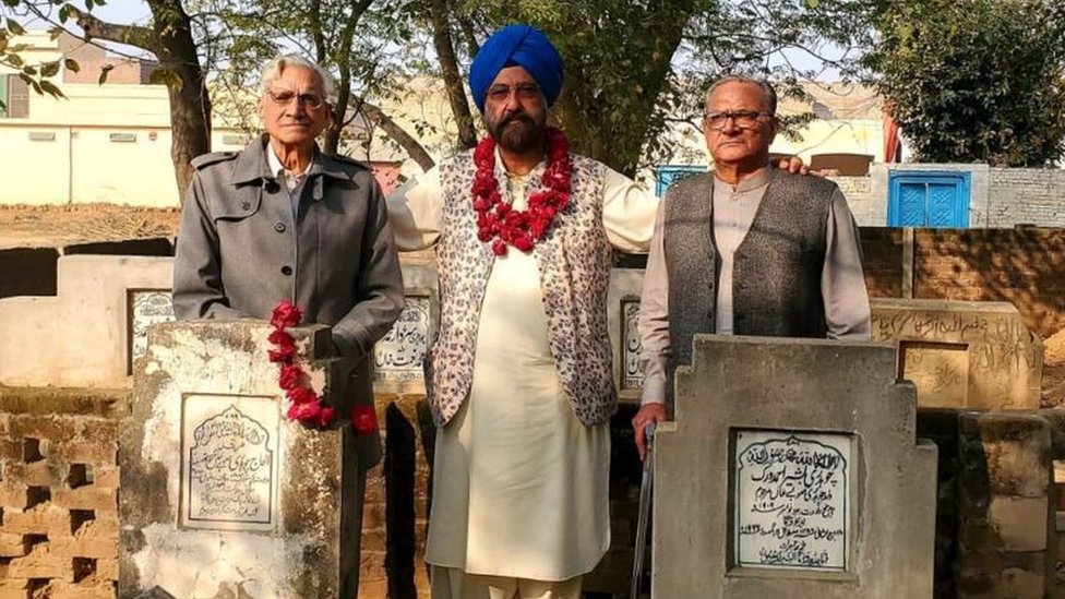 ભારતના વિભાજન વખતે હિન્દુ, શીખ અને મુસલમાન, વર્તમાન ભારત અને પાકિસ્તાનમાં, જ્યાં જ્યાં તેઓ લઘુમતીમાં હતા ત્યાં ત્યાં બહુમતીના પ્રકોપનો શિકાર થયા હતા ભારતના વિભાજન વખતે હિન્દુ, શીખ અને મુસલમાન, વર્તમાન ભારત અને પાકિસ્તાનમાં, જ્યાં જ્યાં તેઓ લઘુમતીમાં હતા ત્યાં ત્યાં બહુમતીના પ્રકોપનો શિકાર થયા હતા