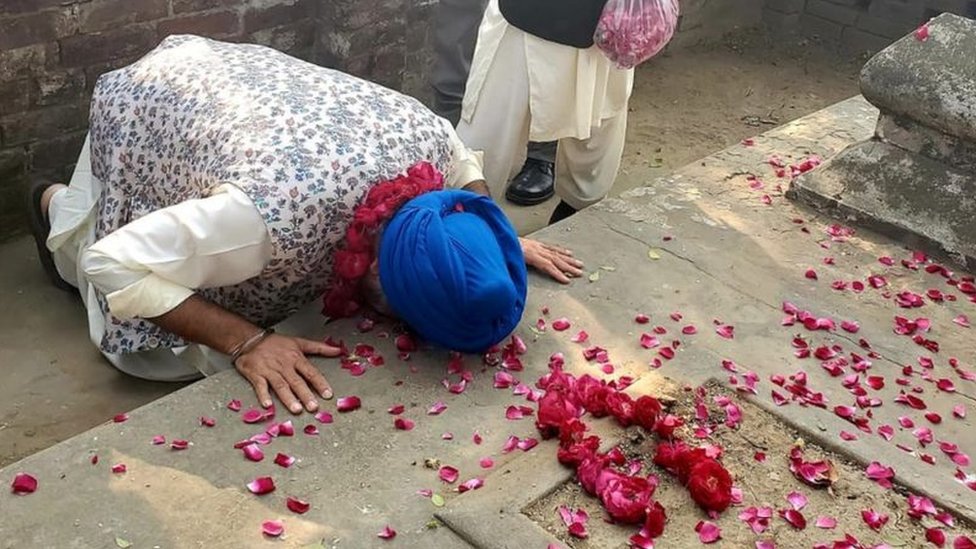 ડૉક્ટર તરુણજિતસિંહ બોતાલિયાએ બશીર વર્કના પૂર્વજોની કબર પર માથું નમાવ્યું ડૉક્ટર તરુણજિતસિંહ બોતાલિયાએ બશીર વર્કના પૂર્વજોની કબર પર માથું નમાવ્યું