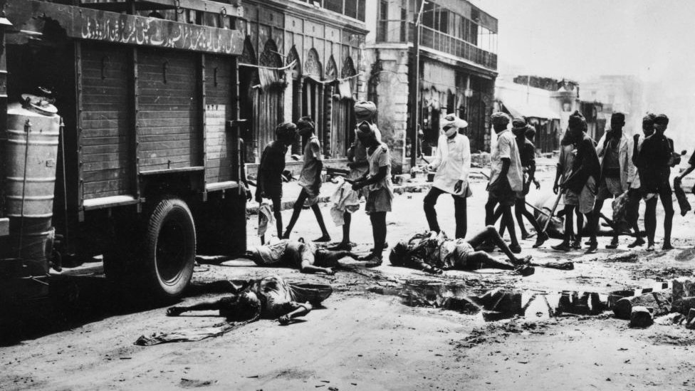 વિભાજન દરમિયાન ફાટી નીકળેલાં તોફાનોમાં અસંખ્ય લોકોને જાનમાલની હાનિ ભોગવવી પડી વિભાજન દરમિયાન ફાટી નીકળેલાં તોફાનોમાં અસંખ્ય લોકોને જાનમાલની હાનિ ભોગવવી પડી